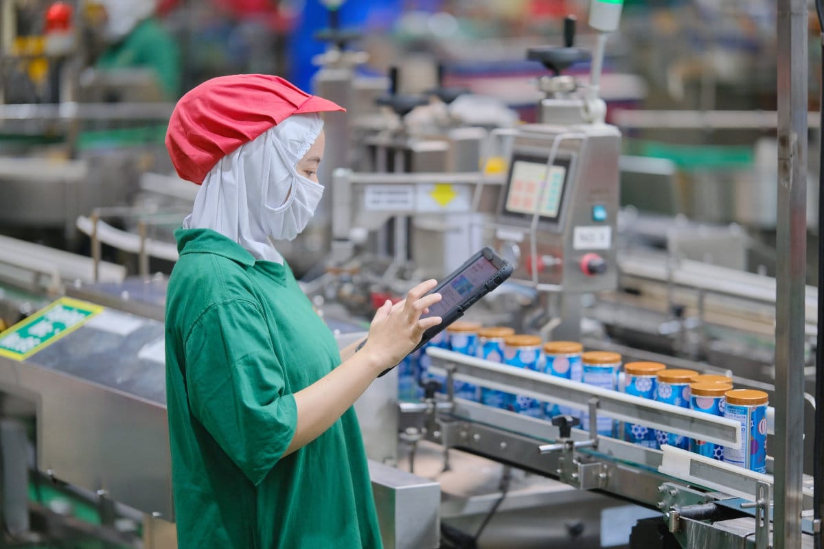 Inspeksi kendali mutu di jalur produksi