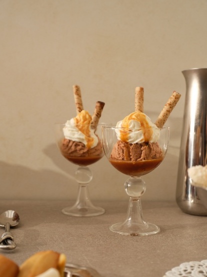 Gelas dessert dengan wafer stick