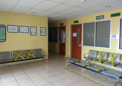 Kursi ruang tunggu dengan physical distance waiting room with chair physical distance)