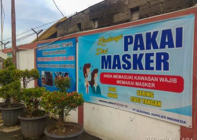Poster wajib menggunakan masker karyawan _ tamu (Poster employee _ guest required mask)
