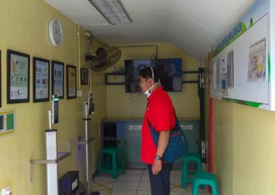 Pengukuran temperature di security pos (checking body temperature at security post)