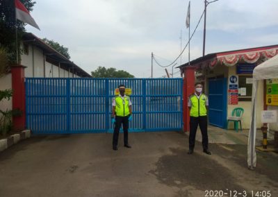 Petugas security memakai faceshield _ masker (security using masks _ faceshield)