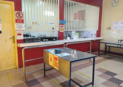 Meja kasir kantin dengan non tunai (table on the canteen staff with cash less)